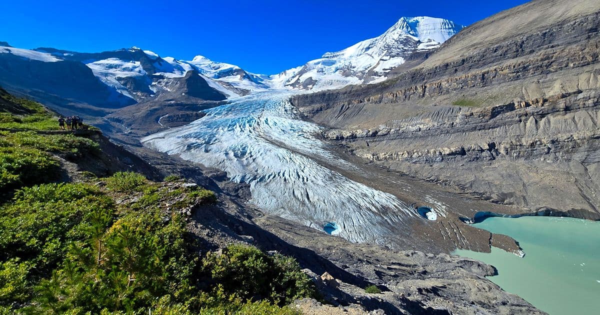 Summer hike to Berg Lake glacier
